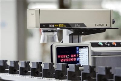marcatore laser in linea su metallo