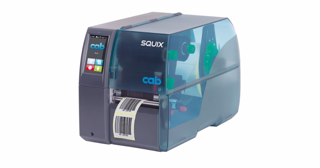Stampante industriale CAB Squix per etichette in PVC ad alta resistenza.