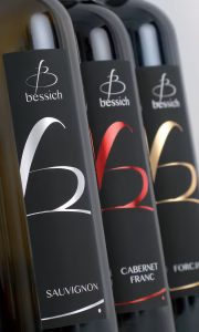 Etichette a colori su bottiglie di vino